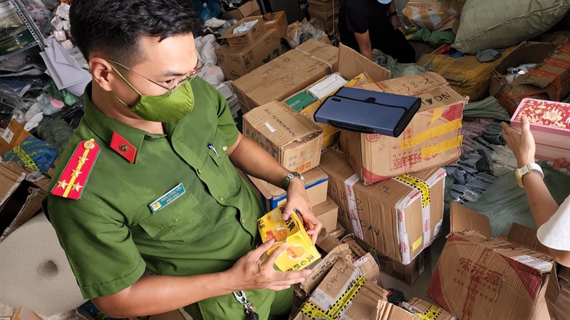 Công an quận Thanh Khê đang kiểm tra lô hàng bánh Trung thu