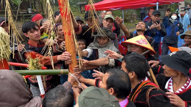 Dân làng hồ hởi đón nguồn nước mới chảy về làng.