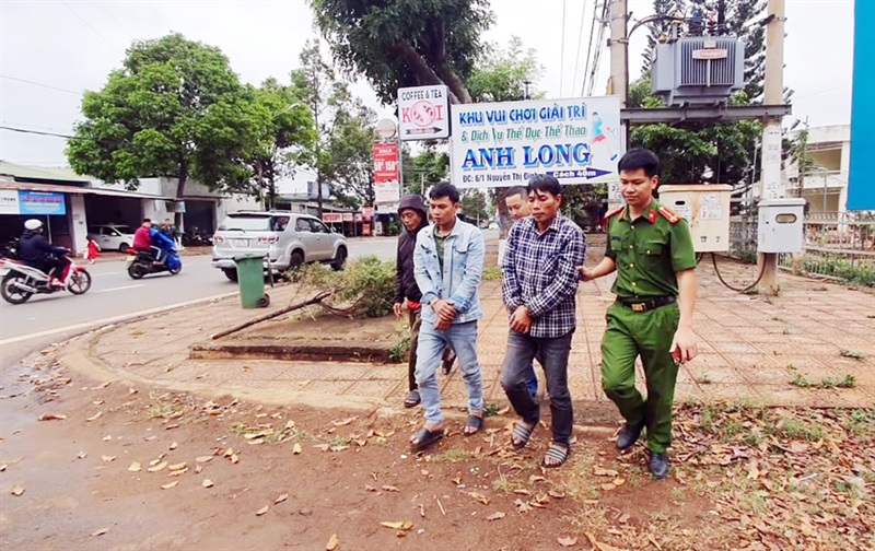 Cơ quan Công an đưa 2 đối tượng đến 1 trạm biến áp để thực nghiệm điều tra.