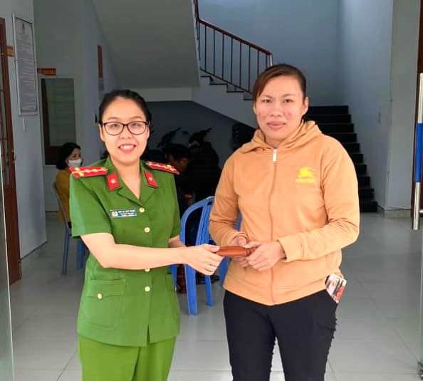 Công an xã Bình Phục trả chiếc ví cho chị Kiều.