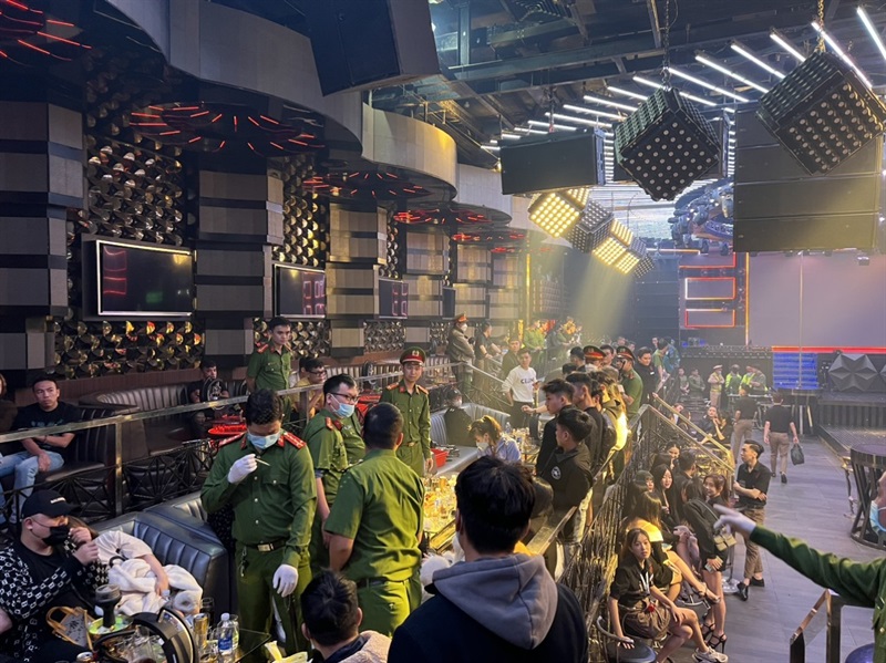 Lực lượng Công an quận Hải Châu kiểm tra vũ trường New Phương Đông đêm 31-1.