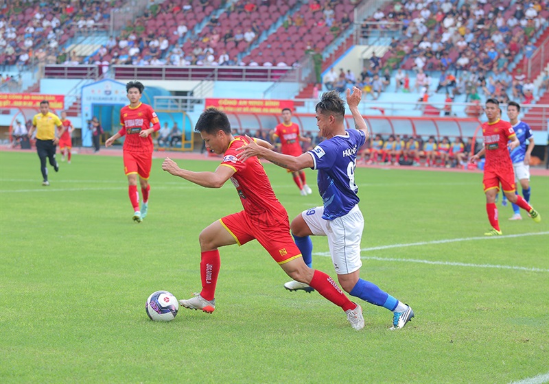 2 tân binh Công an Hà Nội (trước) và Khánh Hòa (sau) đều có trận ra quân chiều nay (3-2).