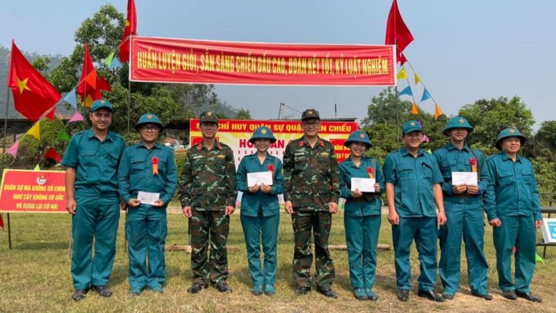 Trao thưởng và tặng quà cho những đồng chí đạt thành tích xuất sắc.