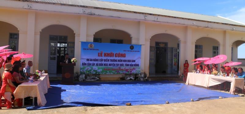 Đoàn công tác chụp hình lưu niệm