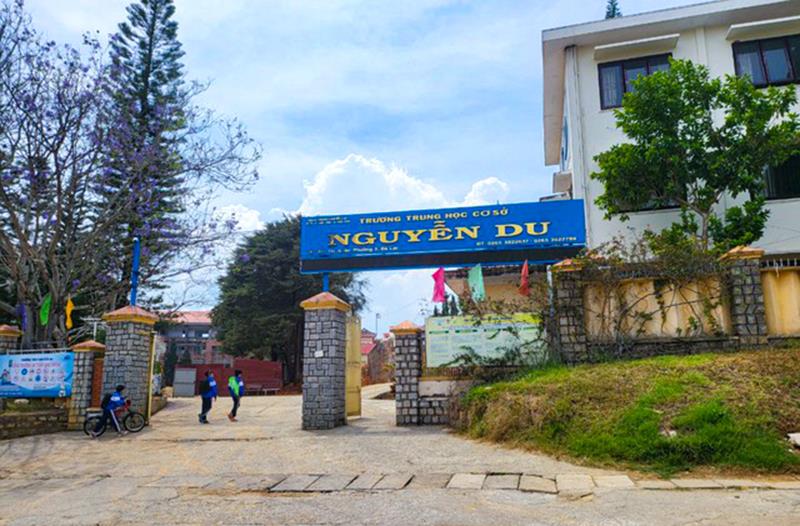 Trường THCS Nguyễn Du, nơi nhóm người đến phát nước ngọt, bánh kẹo miễn phí.