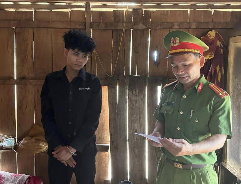 Đối tượng Hồ Văn Thơ cùng tang vật bị thu giữ.