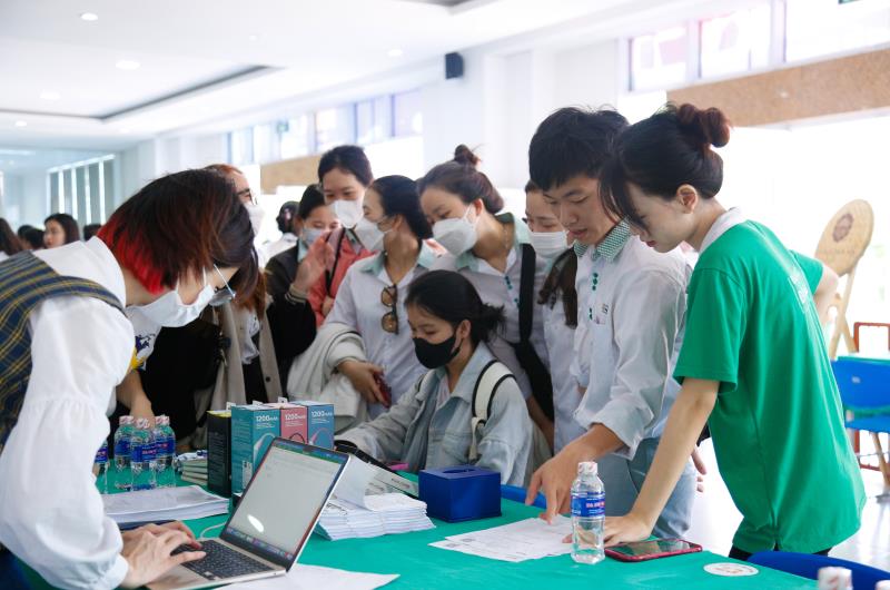 Sinh viên tham gia phỏng vấn, tìm hiểu cơ hội việc làm tại gian hàng của các doanh nghiệp.