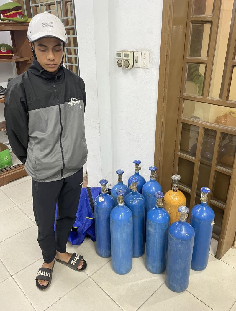 Đinh Xuân Hiếu cùng tang vật.