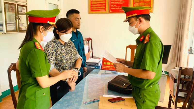 Cơ quan Cảnh sát điều tra Công an tỉnh Quảng Nam tống đạt các quyết định đối với Trần Thị Hồng.