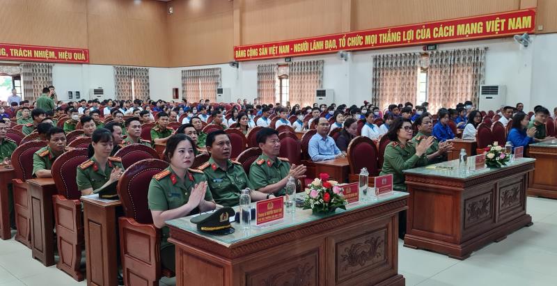 Dâng hương tri ân Anh hùng liệt sĩ tại Đài tưởng niệm Thành Cổ Quảng Trị