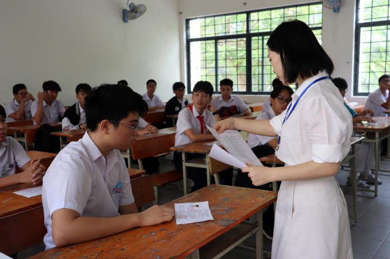 Trước đó (5-6), các thí sinh đã có mặt tại phòng thi để nghe cán bộ coi thi phổ biến quy chế thi, đối chiếu, rà soát lại các thông tin trên giấy báo dự thi để điều chỉnh nếu có sai sót.