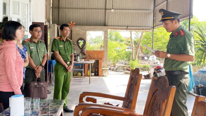 Cơ quan An ninh điều tra Công an tỉnh Quảng Ngãi tống đạt các Quyết định đối với Trần Thị Kiều Duyên.