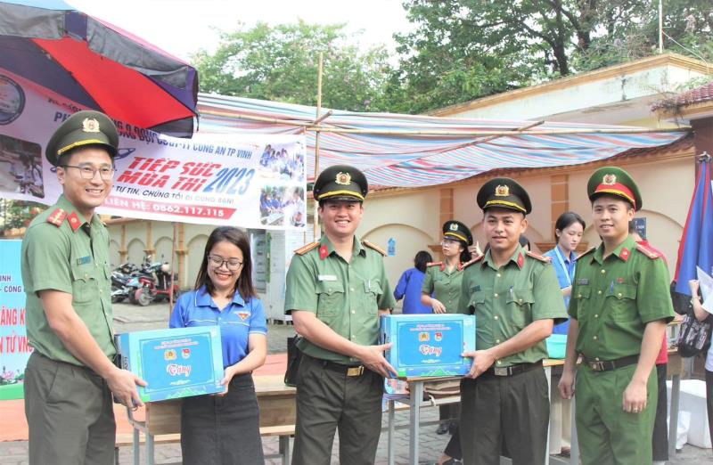 Hỗ trợ cõng thí sinh bị thương ở chân vào phòng thi