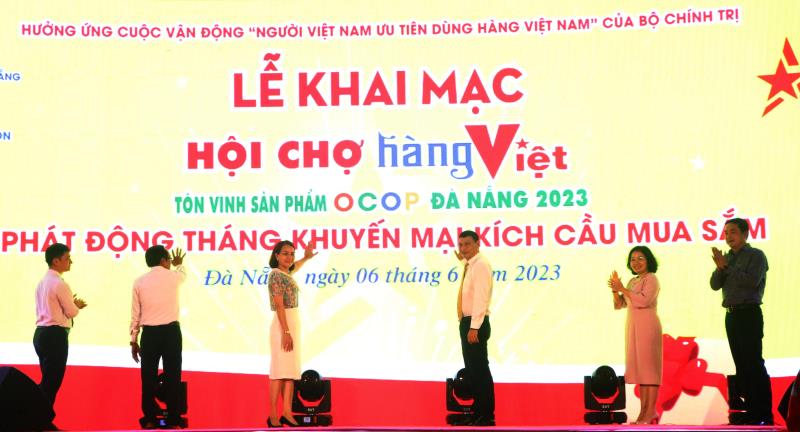 Đông đảo người dân và du khách tham quan, mua sắm tại Hội chợ.