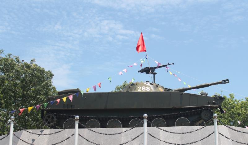 Đồng bào giới thiệu đặc sản địa phương tại Hội chợ Thương mại nhân kỷ niệm 55 năm ngày Chiến thắng Khe Sanh – Giải phóng Hướng Hóa.