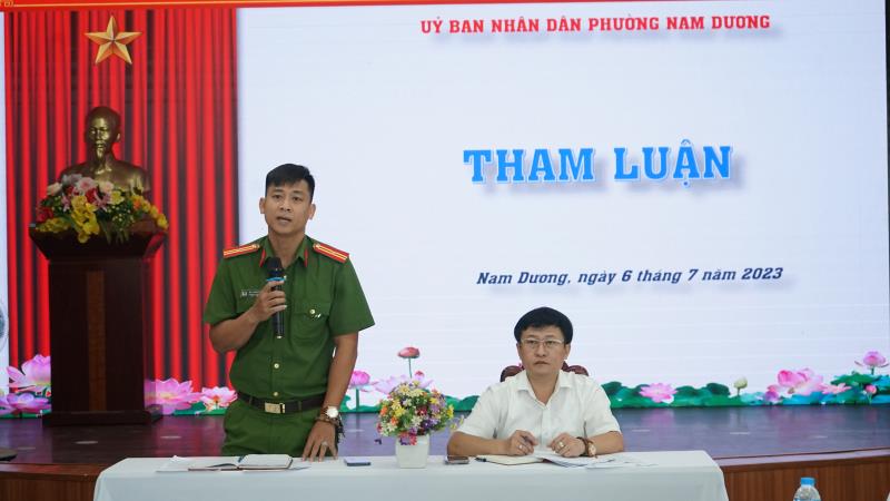 Ông Nguyễn Phúc Bảo Nam – Chủ tịch UBND phường và Thiếu tá Mai Thanh Sơn – Trưởng CAP giải đáp các khó khăn, vướng mắc trong thực hiện chiến dịch.