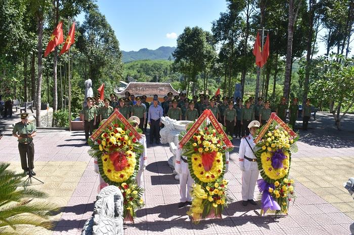 Đoàn công tác Bộ Công an, UBND tỉnh và Công an tỉnh Quảng Nam trao tặng quà CBCS Công an xã thuộc Công an tỉnh.