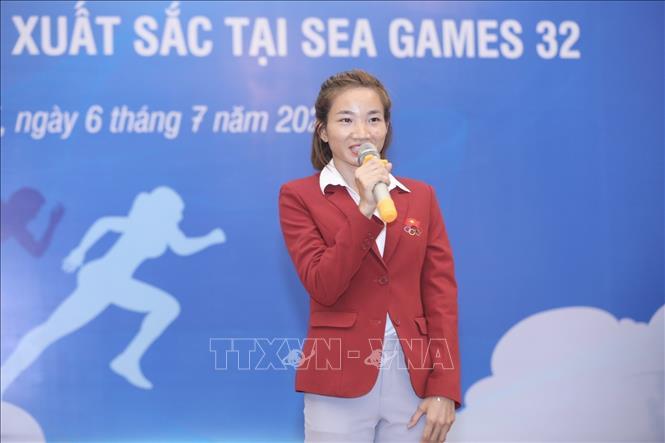 Nguyễn Thị Oanh gửi lời cảm ơn Quỹ hỗ trợ tài năng Việt Nam tại sự kiện.