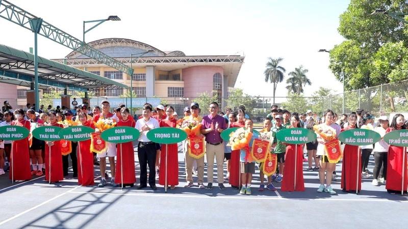 Ban tổ chức trao cờ lưu niệm cho các đoàn tham dự giải.