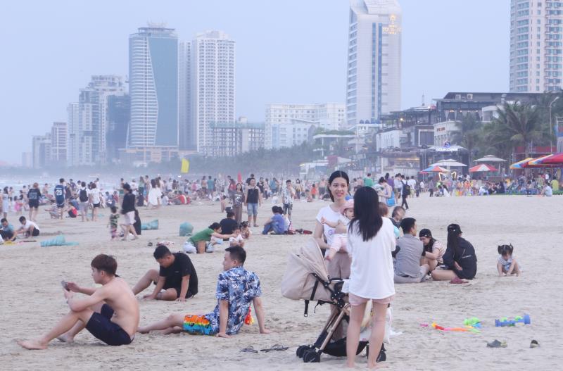 Đà Nẵng là địa điểm du lịch thu hút khách du lịch trong và ngoài nước. Ảnh minh họa