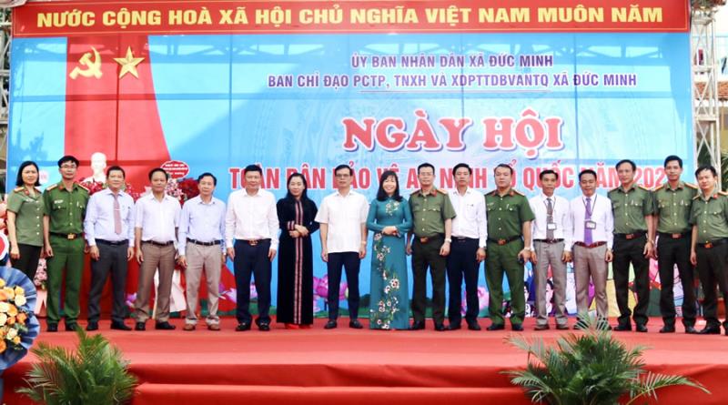 Đồng chí Triệu Tài Vinh, Phó trưởng Ban Dân vận Trung ương và đồng chí Mai Thị Xuân Chung, Phó Chủ tịch HĐND tỉnh trao tặng quà cho các hộ dân