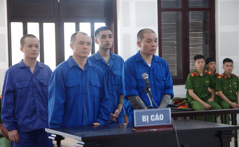 Các bị cáo tại phiên tòa xét xử.