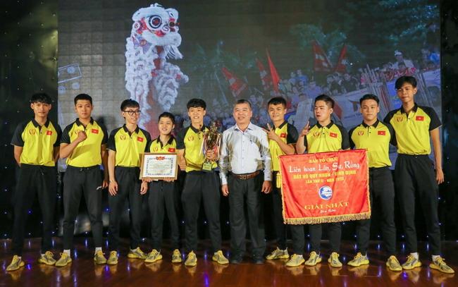 Đại diện Ban tổ chức trao giải nhất nội dung địa bửu cho CLB Tứ Câu (Đà Nẵng).