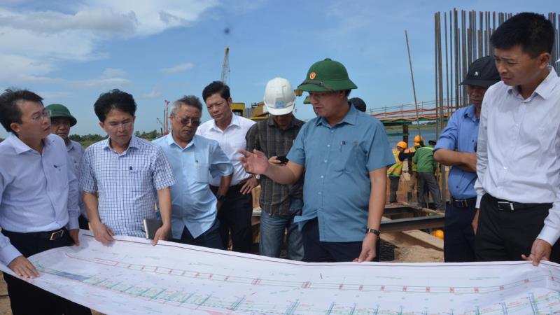 Chủ tịch UBND tỉnh Võ Văn Hưng kiểm tra tiến độ thi công cầu Thạch Hãn 1, thuộc dự án Đường ven biển kết nối Hành lang kinh tế Đông – Tây.