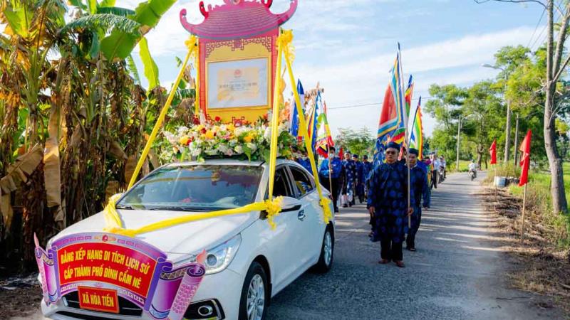 Dân làng Túy Loan (xã Hòa Phong) trình diễn các công đoạn sản xuất bánh tráng truyền thống để du khách tham quan lễ hội trải nghiệm.