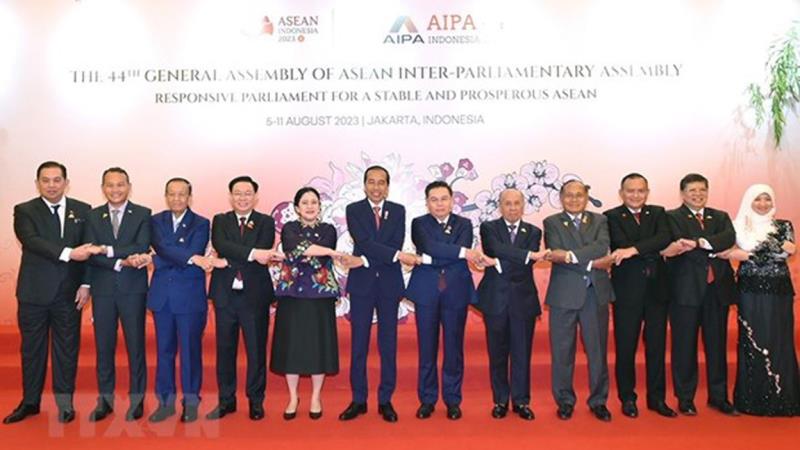 Chủ tịch Quốc hội Vương Đình Huệ và Tổng thống Indonesia Joko Widodo, Chủ tịch Hạ viện Indonesia, Chủ tịch AIPA 2023 Puan Maharani cùng đại biểu chụp ảnh lưu niệm. Ảnh: TTXVN