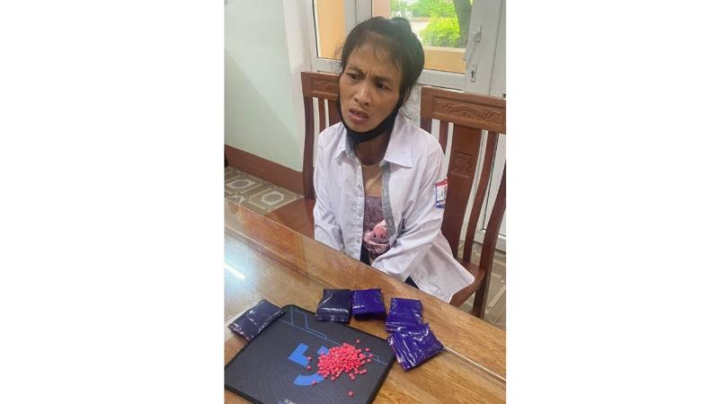 Đối tượng Xoan bị bắt giữ cùng số ma túy tang vật.