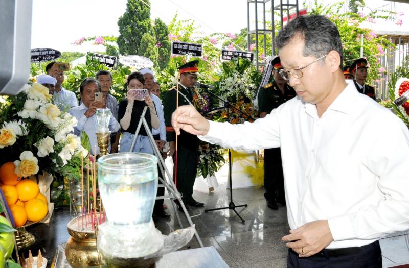 Lãnh đạo TP Đà Nẵng và các ban ngành đoàn thể địa phương dâng hoa tưởng nhớ các liệt sĩ.
