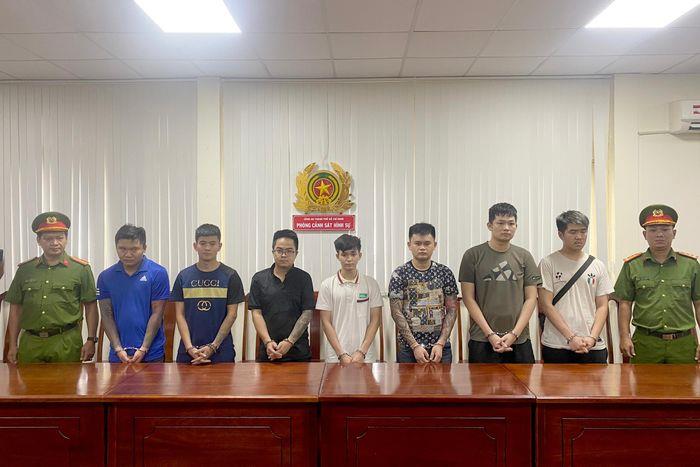 Các đối tượng trong trong băng "tín dụng đen" bị công an tạm giữ. Ảnh: Công an cung cấp.