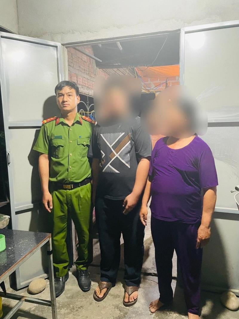 Công an thị xã Đức Phổ sử dụng ô-tô đặc chủng đưa em L về nhà và mẹ em L vui mừng, cảm động khi con được đưa về nhà an toàn.