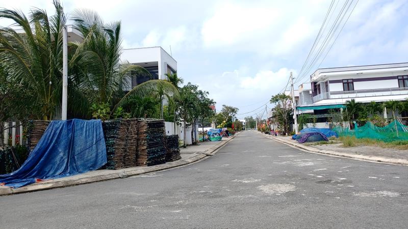 Người dân xin nhận tiền bồi thường đất để di dời nhưng vẫn chưa được giải quyết.