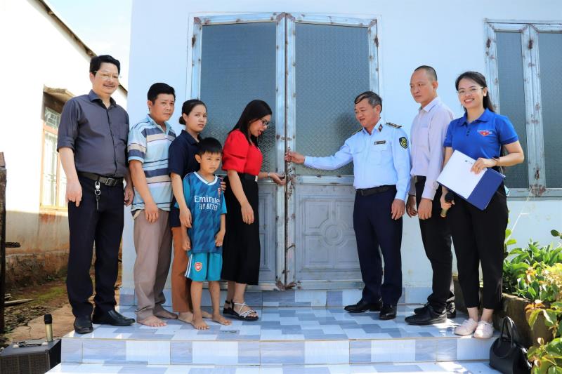 Ông Mai Mạnh Toàn – Bí thư Đảng ủy, Cục trưởng Cục QLTT Đắk Lắk phát biểu tại buổi bàn giao nhà