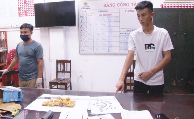 Đối tượng Nguyễn Việt Đức (bên phải) cùng tang vật vụ án