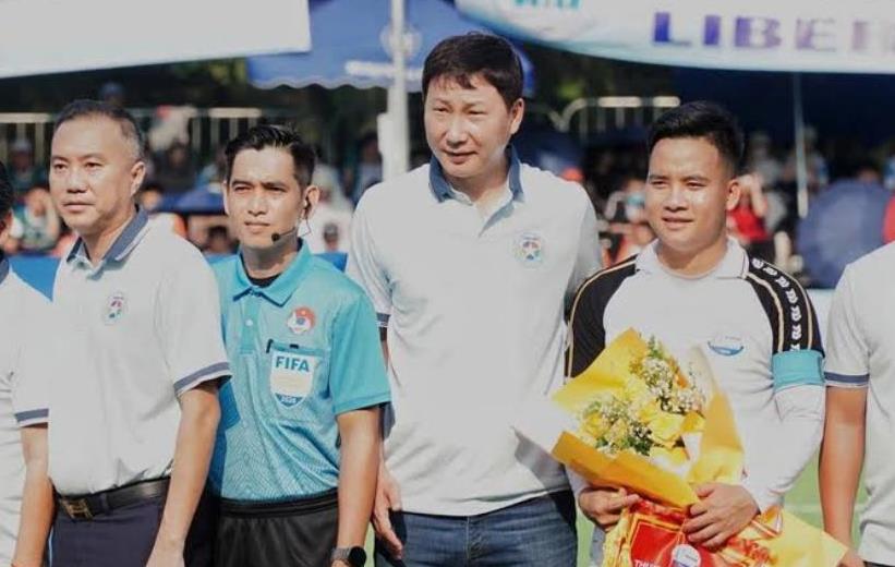 HLV Kim Sang-sik dự khán chung kết bóng đá sinh viên