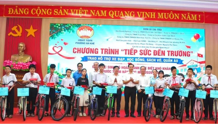 Tiếp sức học sinh có hoàn cảnh khó khăn đến trường