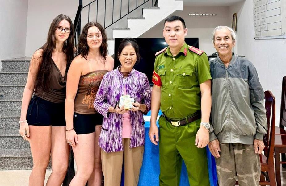 Hai nữ du khách tốt bụng