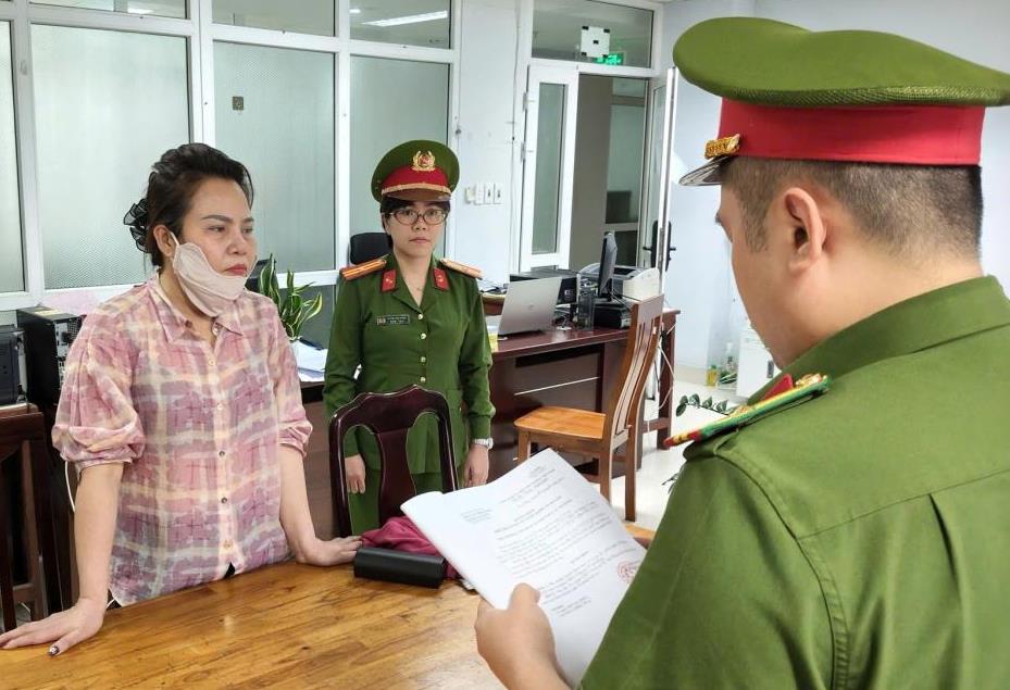 Cơ quan CSĐT Công an TP Đà Nẵng thi hành lệnh bắt tạm giam đối với Võ Thị Xê.