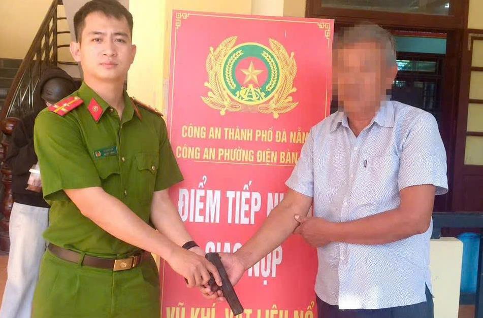 Giao nộp súng, đạn tìm thấy khi đào móng nhà