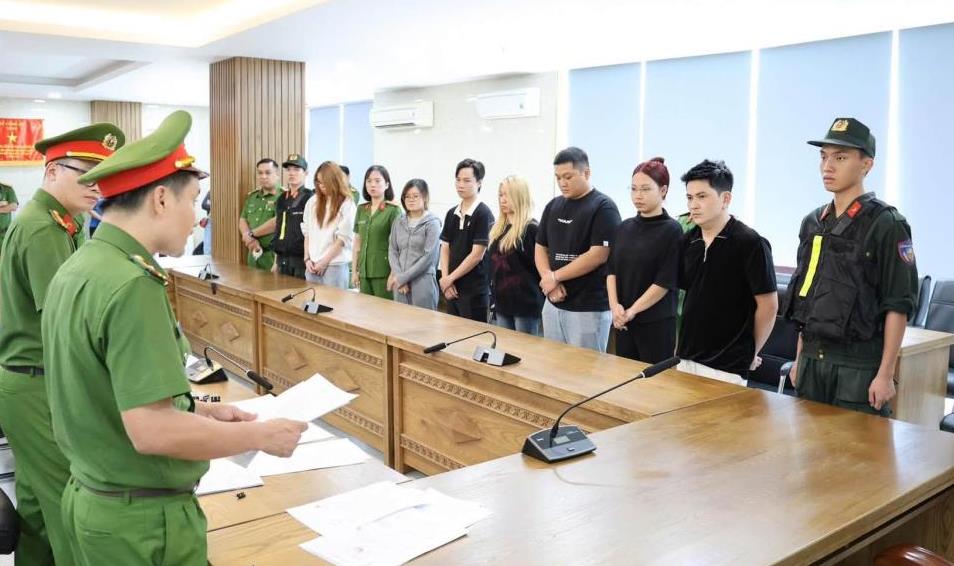 Khởi tố quản lý và 6 nhân viên quán Saga có hành vi buôn bán khí cười
