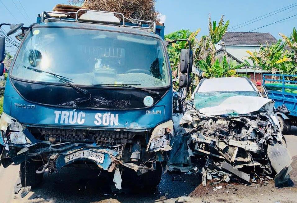 2 ô-tô đối đầu khiến 4 người thương vong