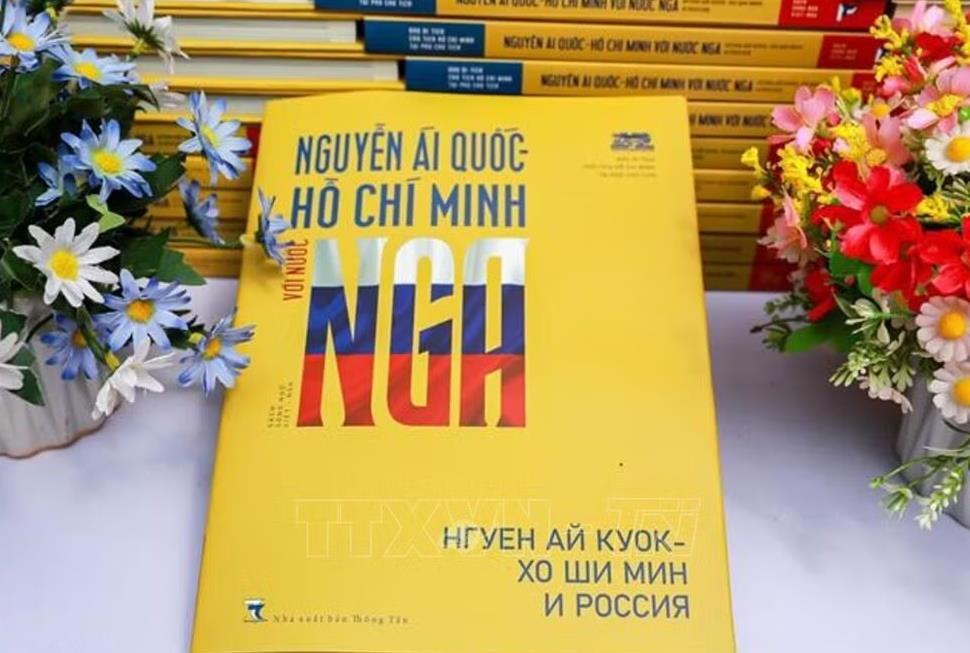Phát hành sách ảnh song ngữ Nguyễn Ái Quốc - Hồ Chí Minh với nước Nga