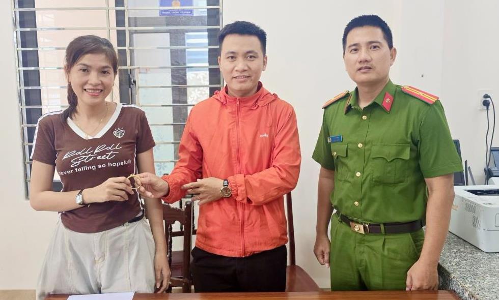 Trao tài sản cho người đánh rơi