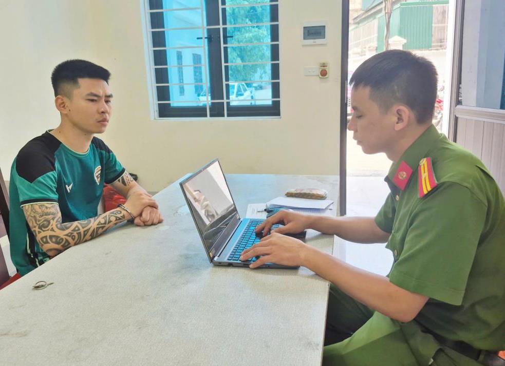 Vờ mua hàng để cướp giật