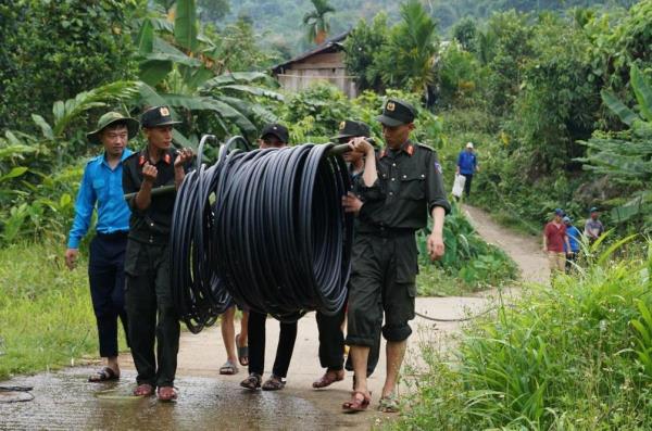 Tuổi trẻ Quảng Nam dẫn nước về trường, cõng điện lên non