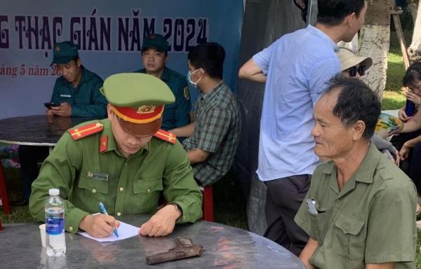 Người dân tự nguyện giao nộp vũ khí