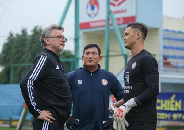 HLV Philippe Troussier trả phép, bắt đầu xem giò tuyển thủ